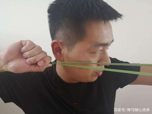 弹弓后手捏皮兜正确姿势