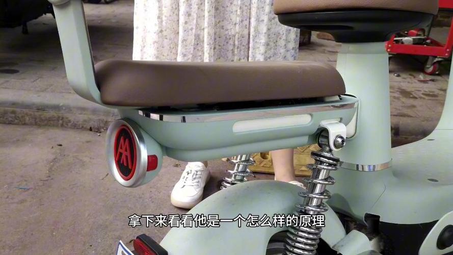 爱玛电动车后座垫的拆卸方法